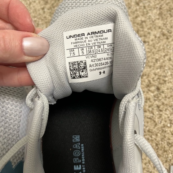 New Under Armour Sneakers - Picture 3 of 10